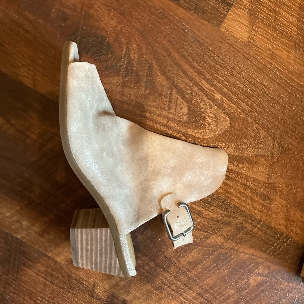 Light color luck shoe. Only worn a few times.
